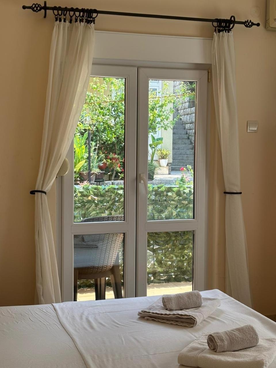 Studio On The Coast, With A View Of The Sunrise,Free We-Fi Kotor Exterior photo