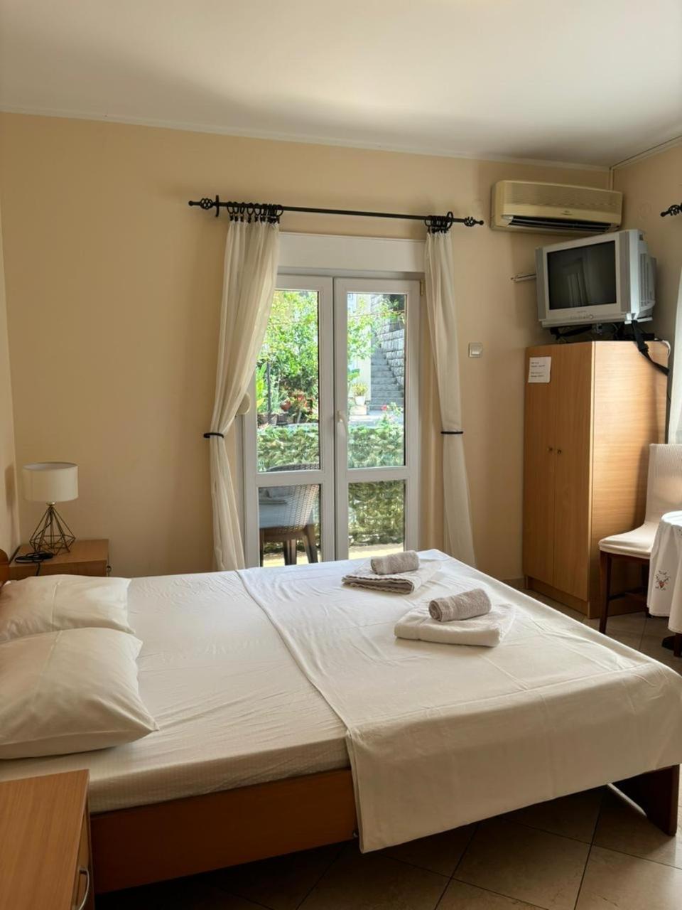 Studio On The Coast, With A View Of The Sunrise,Free We-Fi Kotor Exterior photo